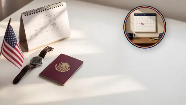 Calendario, reloj de pulsera y pasaporte mexicano en un escritorio blanco